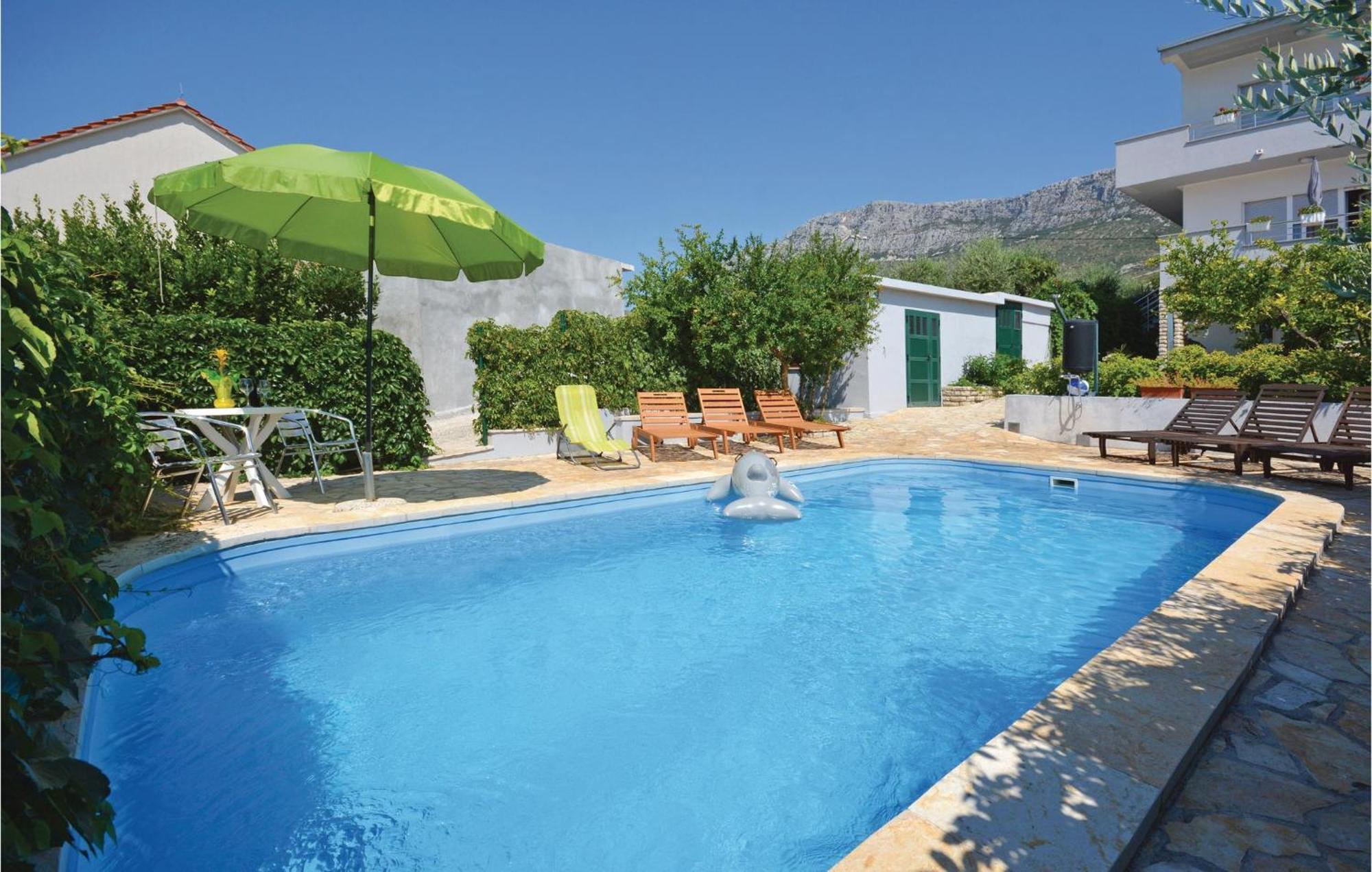 Amazing Apartment In Kastel Sucurac With Kitchen Kaštela Εξωτερικό φωτογραφία