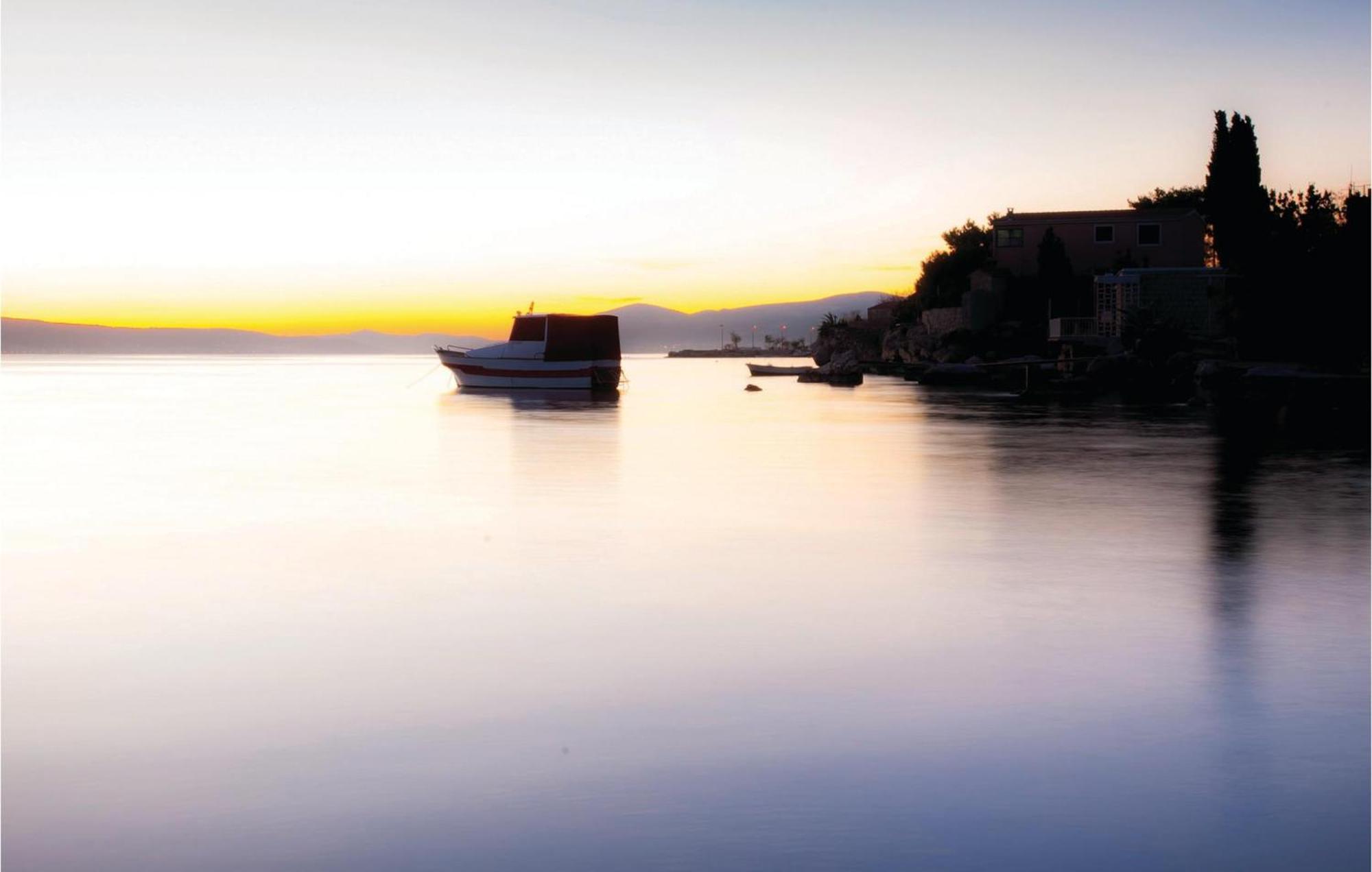 Amazing Apartment In Kastel Sucurac With Kitchen Kaštela Εξωτερικό φωτογραφία