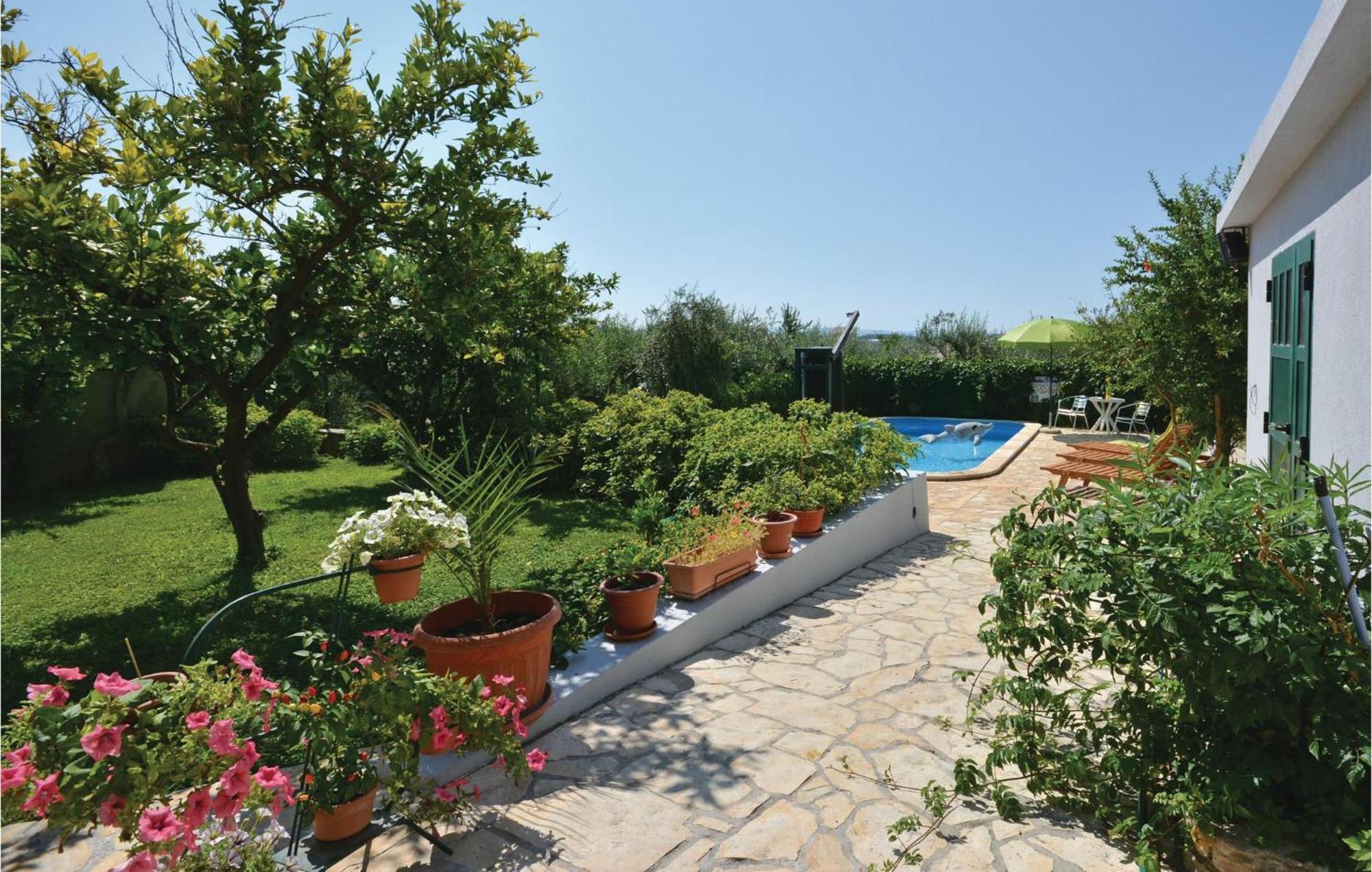 Amazing Apartment In Kastel Sucurac With Kitchen Kaštela Εξωτερικό φωτογραφία