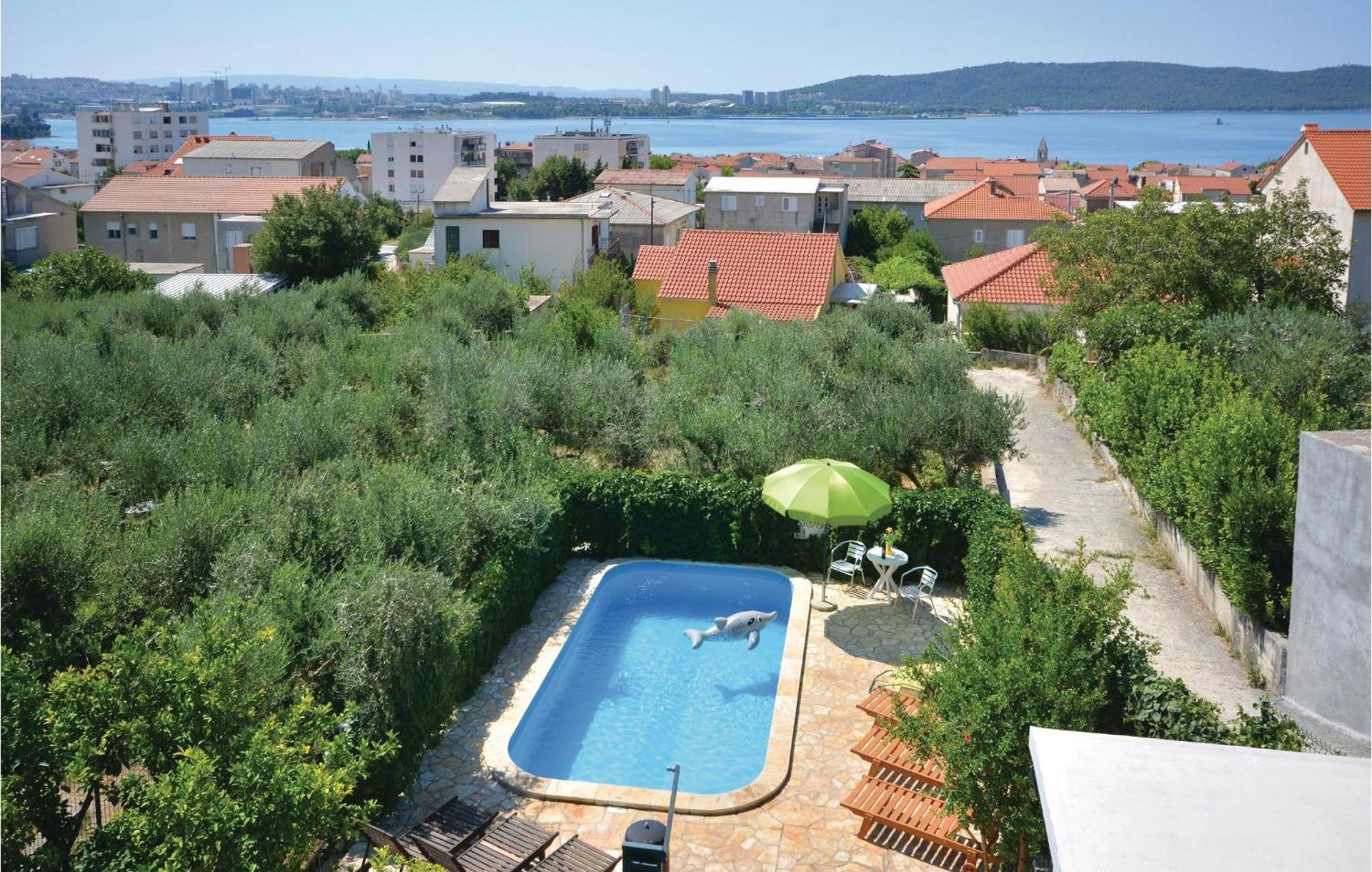 Amazing Apartment In Kastel Sucurac With Kitchen Kaštela Εξωτερικό φωτογραφία