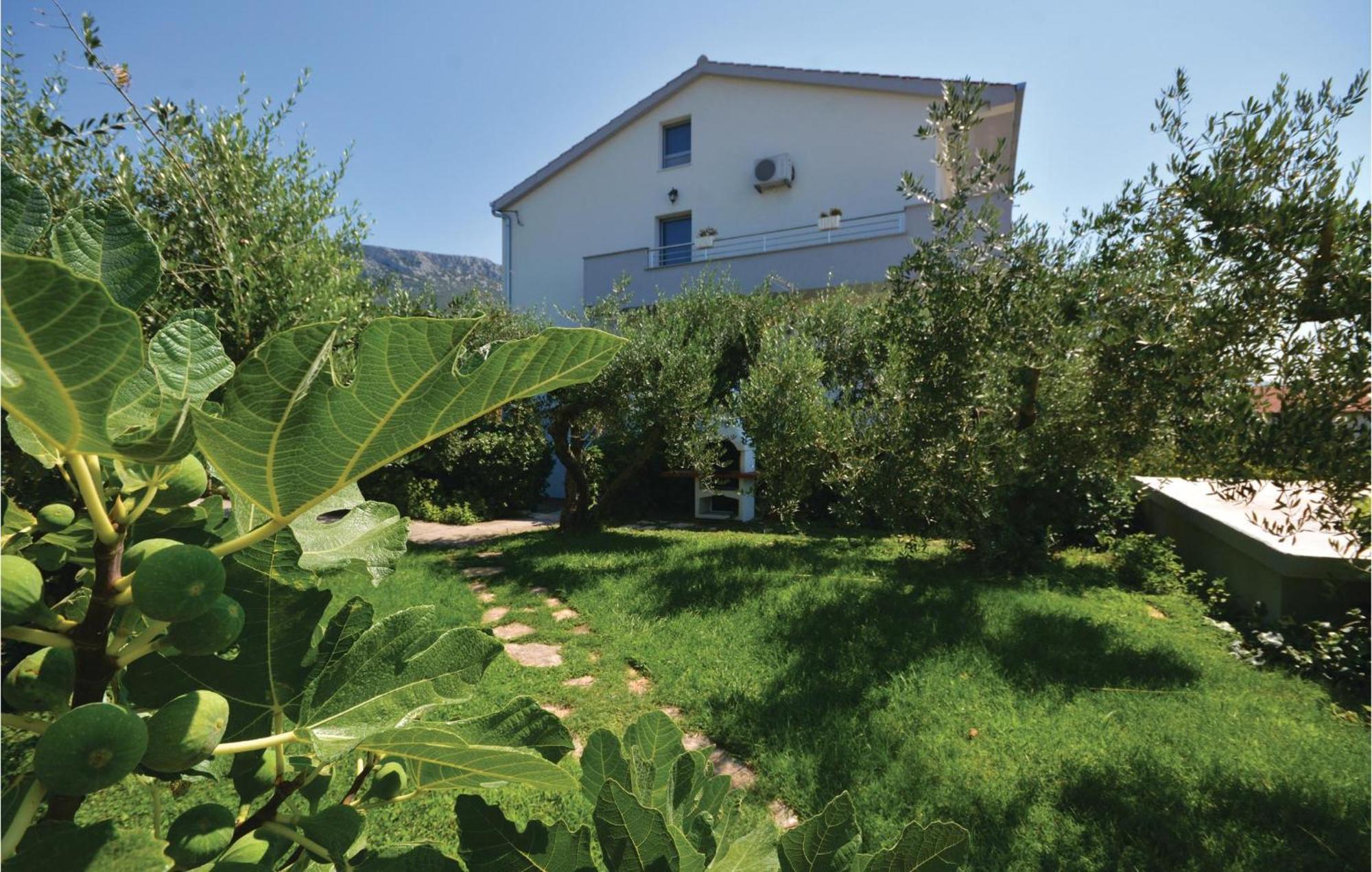 Amazing Apartment In Kastel Sucurac With Kitchen Kaštela Εξωτερικό φωτογραφία