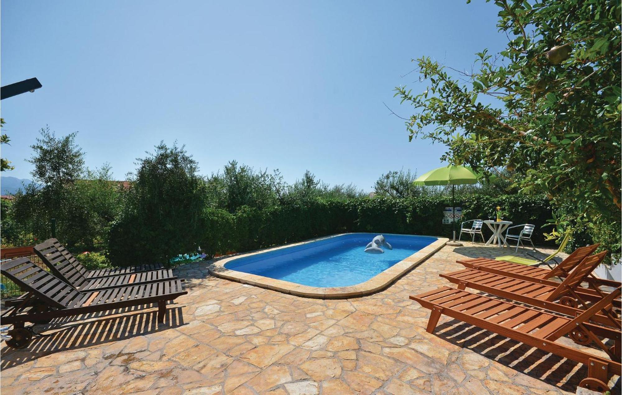 Amazing Apartment In Kastel Sucurac With Kitchen Kaštela Εξωτερικό φωτογραφία