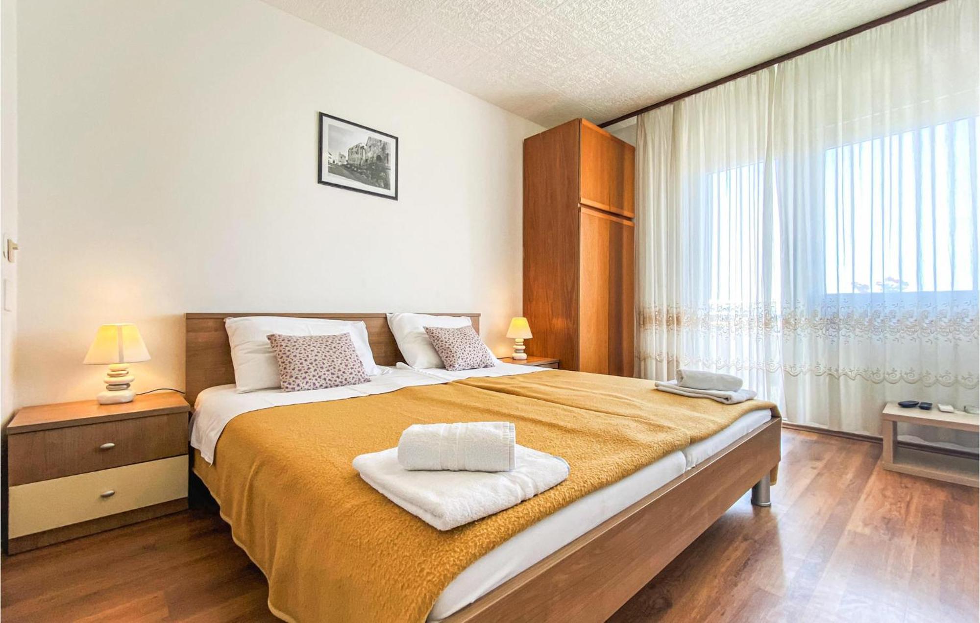 Amazing Apartment In Kastel Sucurac With Kitchen Kaštela Εξωτερικό φωτογραφία