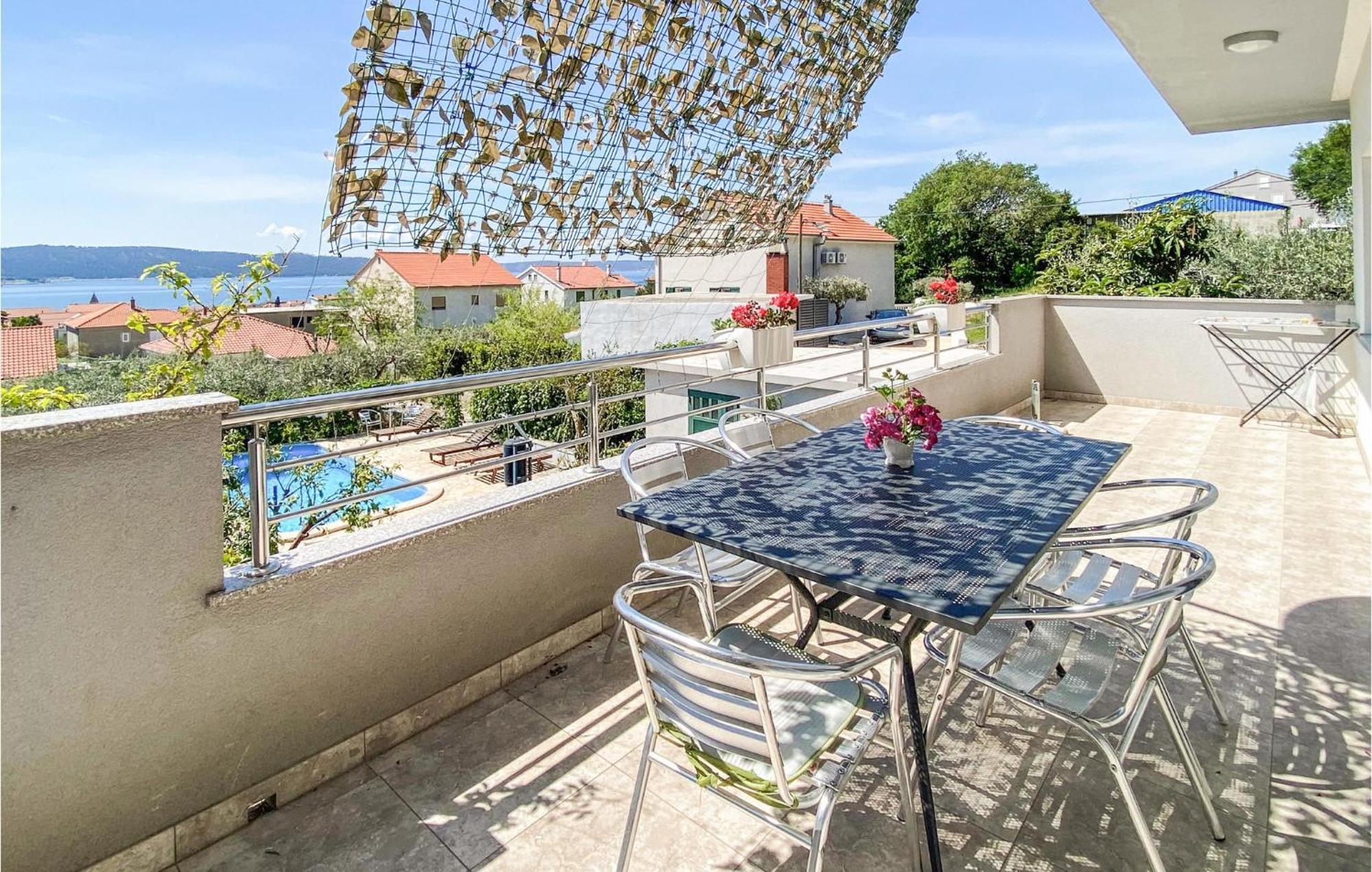 Amazing Apartment In Kastel Sucurac With Kitchen Kaštela Εξωτερικό φωτογραφία