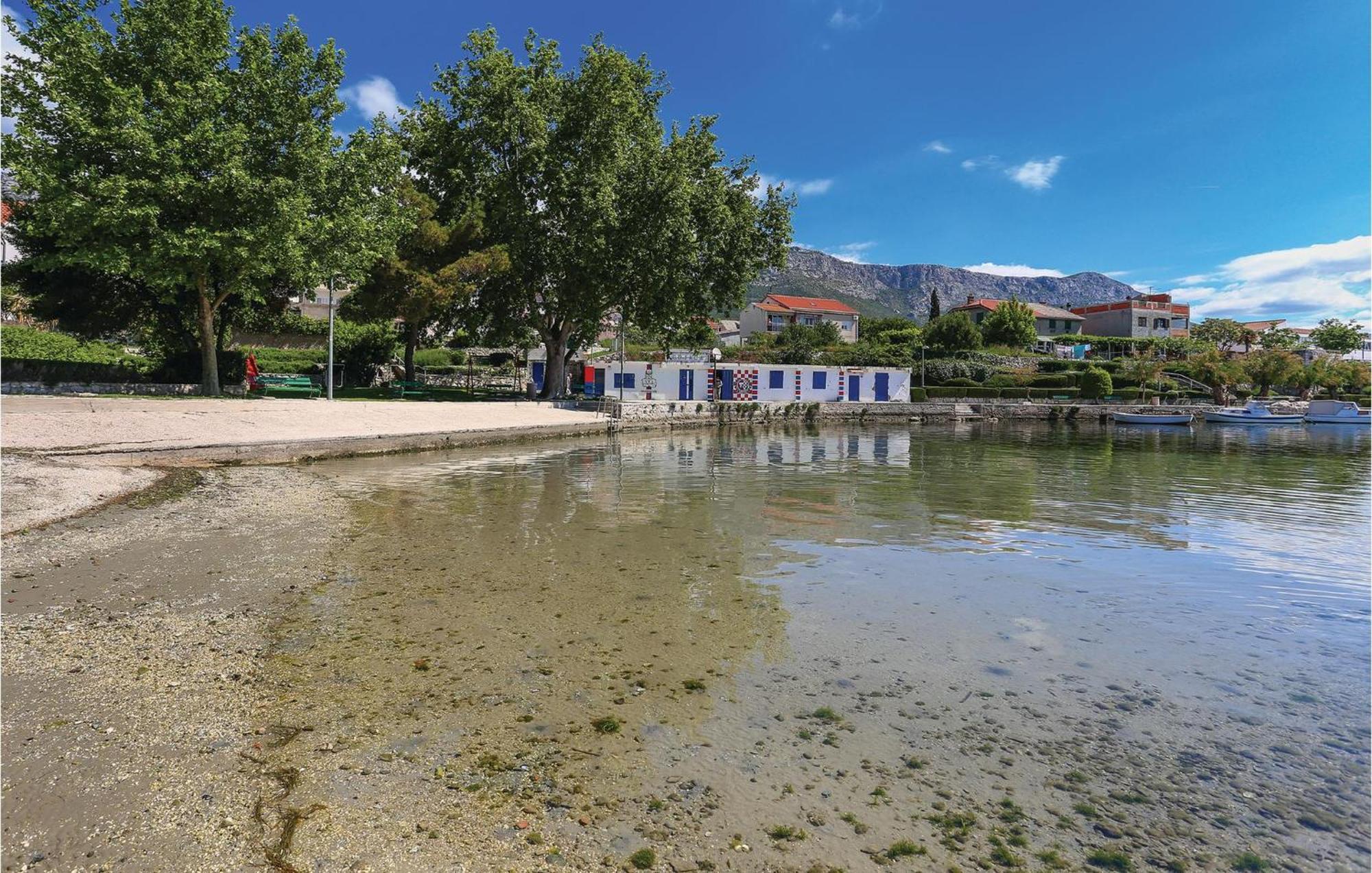 Amazing Apartment In Kastel Sucurac With Kitchen Kaštela Εξωτερικό φωτογραφία