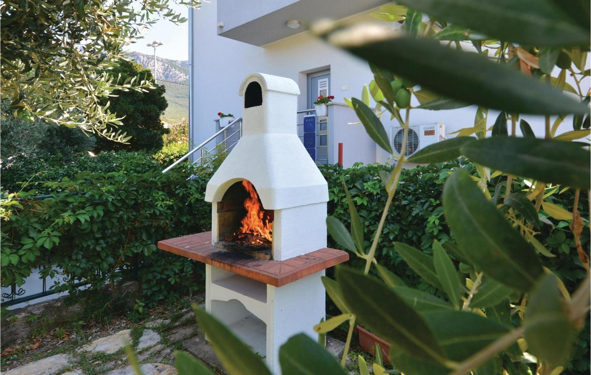 Amazing Apartment In Kastel Sucurac With Kitchen Kaštela Εξωτερικό φωτογραφία