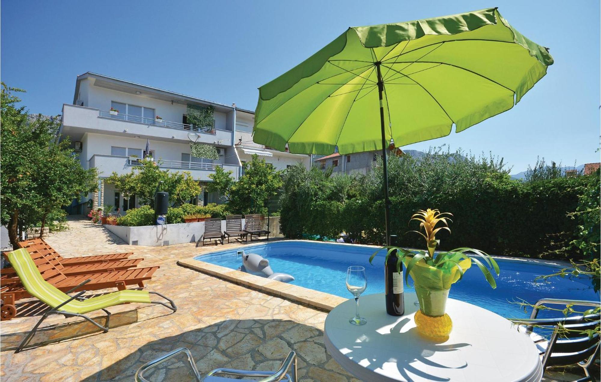 Amazing Apartment In Kastel Sucurac With Kitchen Kaštela Εξωτερικό φωτογραφία