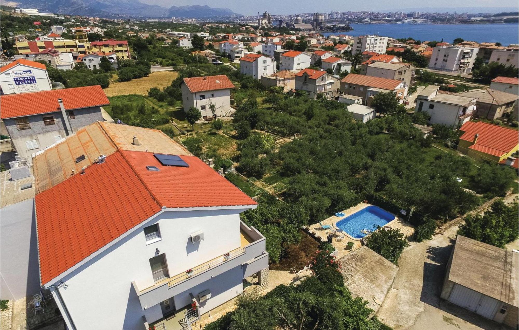 Amazing Apartment In Kastel Sucurac With Kitchen Kaštela Εξωτερικό φωτογραφία