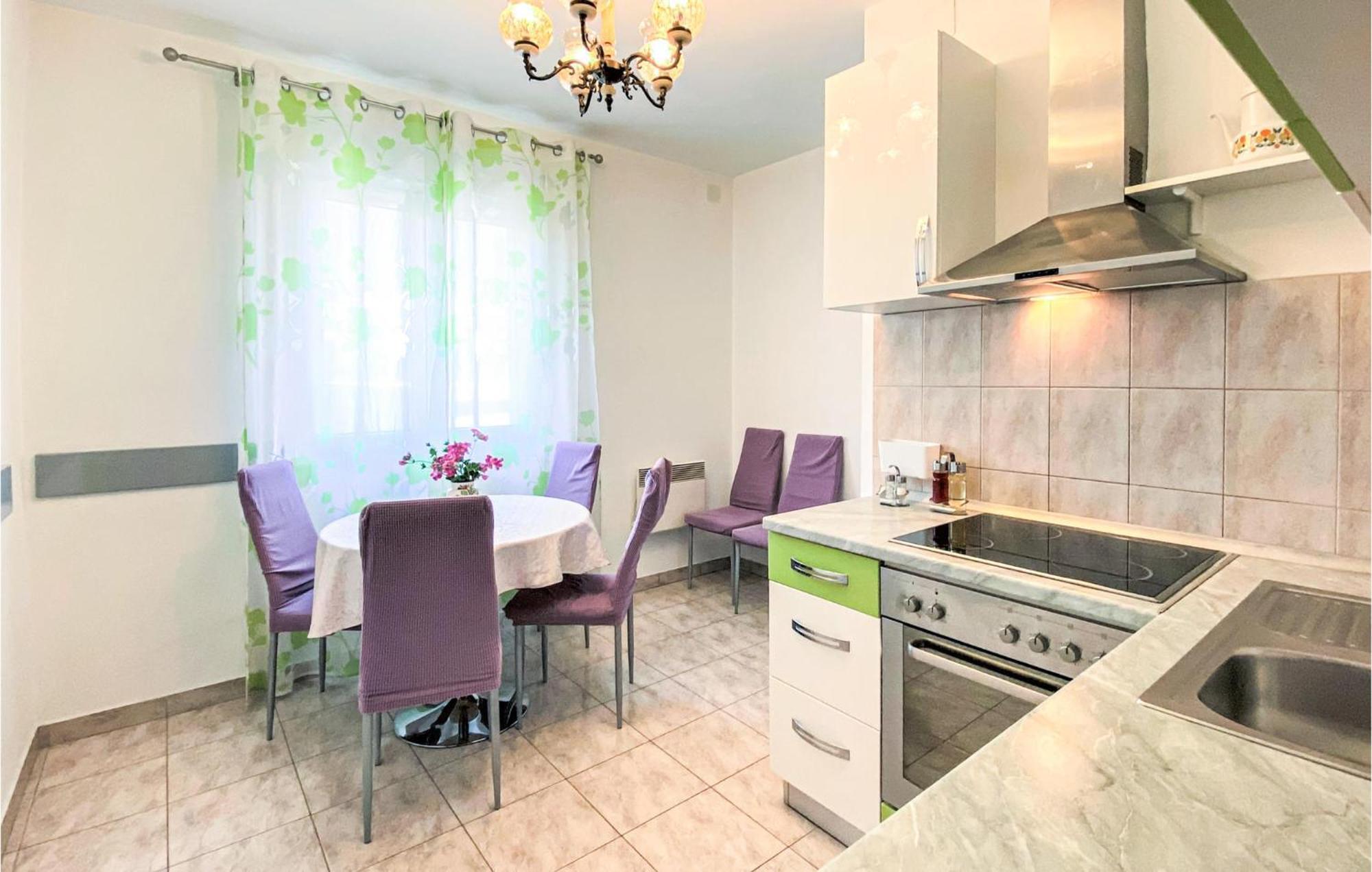 Amazing Apartment In Kastel Sucurac With Kitchen Kaštela Εξωτερικό φωτογραφία