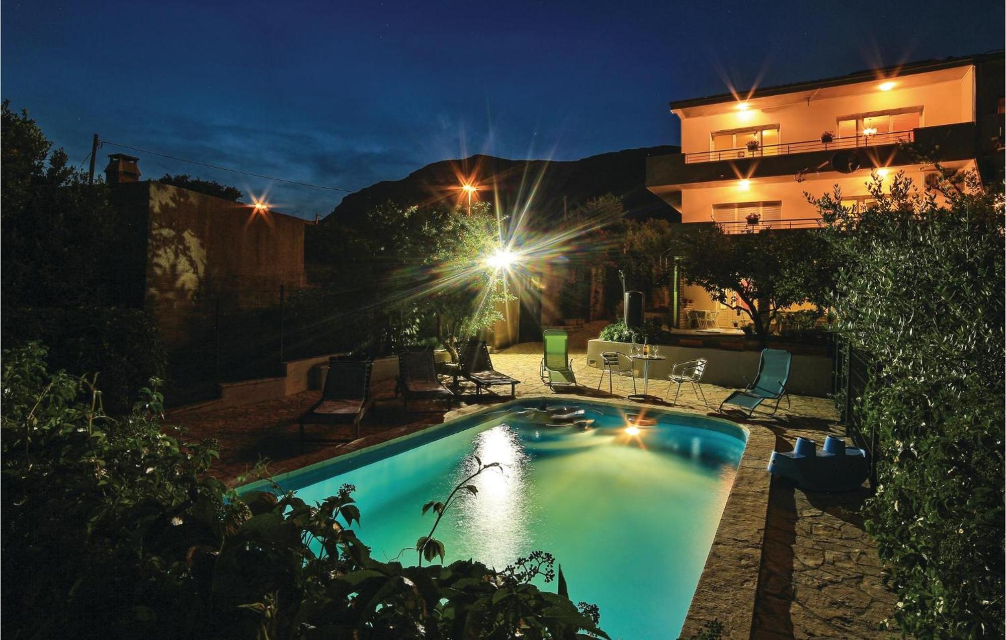 Amazing Apartment In Kastel Sucurac With Kitchen Kaštela Εξωτερικό φωτογραφία