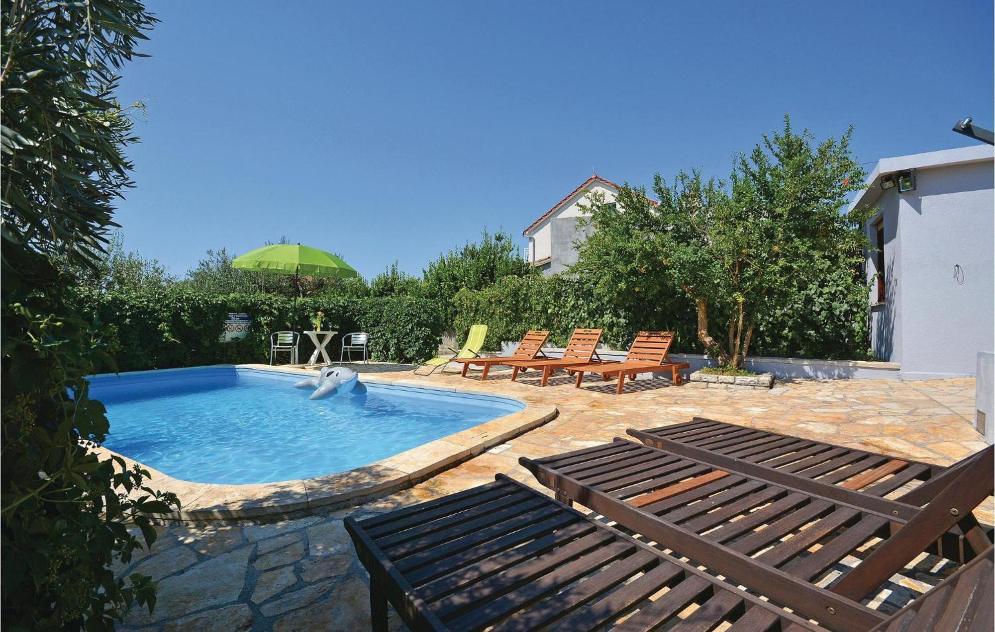 Amazing Apartment In Kastel Sucurac With Kitchen Kaštela Εξωτερικό φωτογραφία