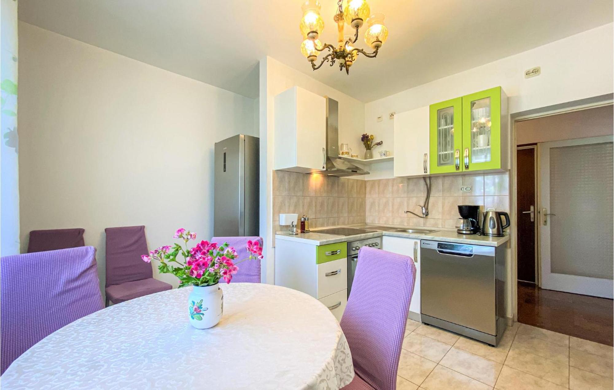 Amazing Apartment In Kastel Sucurac With Kitchen Kaštela Εξωτερικό φωτογραφία