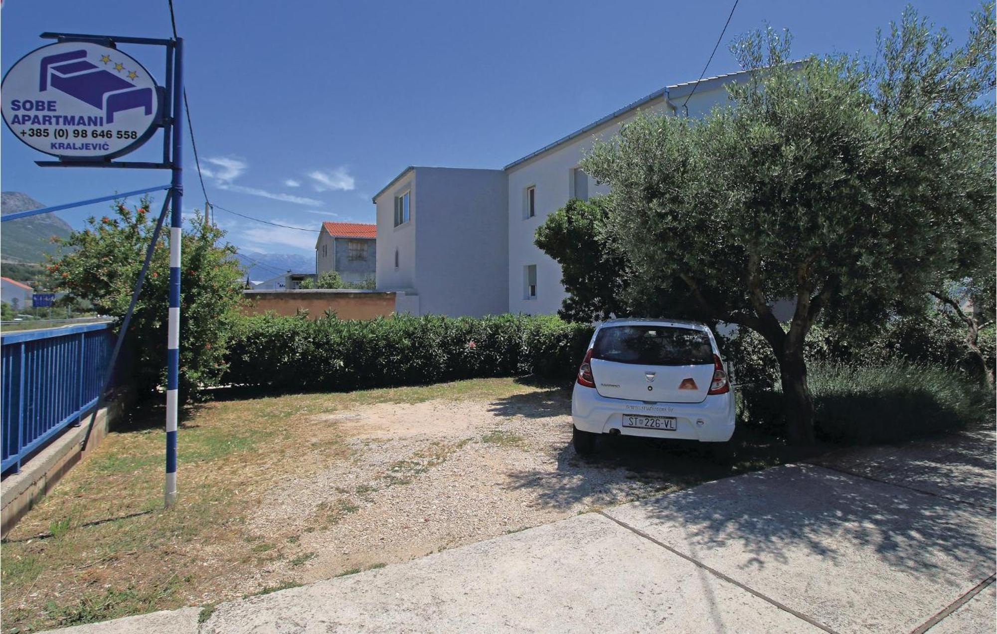 Amazing Apartment In Kastel Sucurac With Kitchen Kaštela Εξωτερικό φωτογραφία